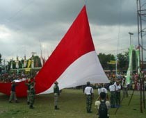 Sambut Agustusan, Merah Putih Raksasa Dikibarkan